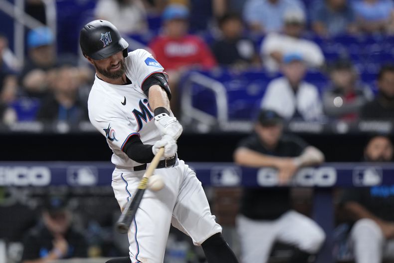 Jon Berti de los Marlins de Miami pega un triple para que Nick Fortes y Joey Wendle anotaran el en la cuarta entrada del juego ante los Reales de Kansas City el lunes 5 de junio del 2023. (AP Foto/Wilfredo Lee)