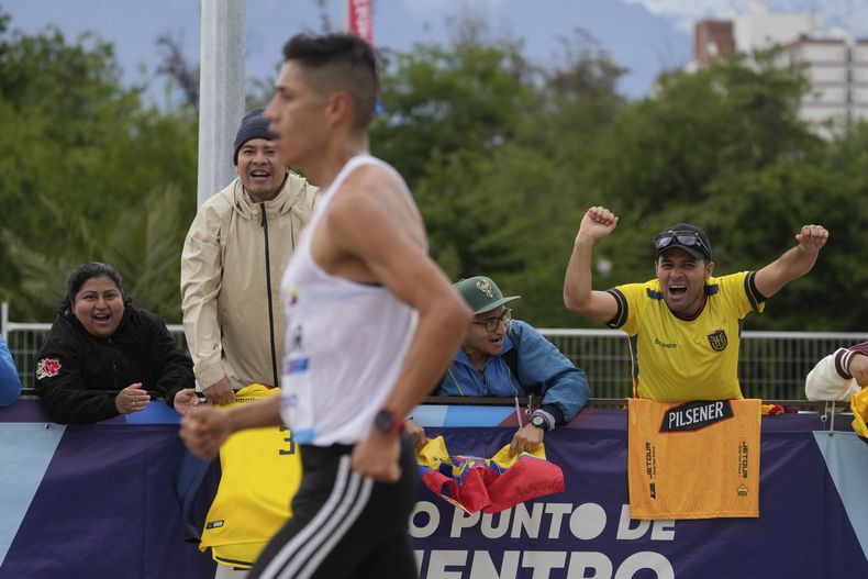 Los espectadores animan al ecuatoriano Alexander Hurtado durante la marcha de 20 kilómetros de los Juegos Panamericanos en Santiago, Chile, el domingo 29 de octubre de 2023. (AP Foto/Moisés Castillo)