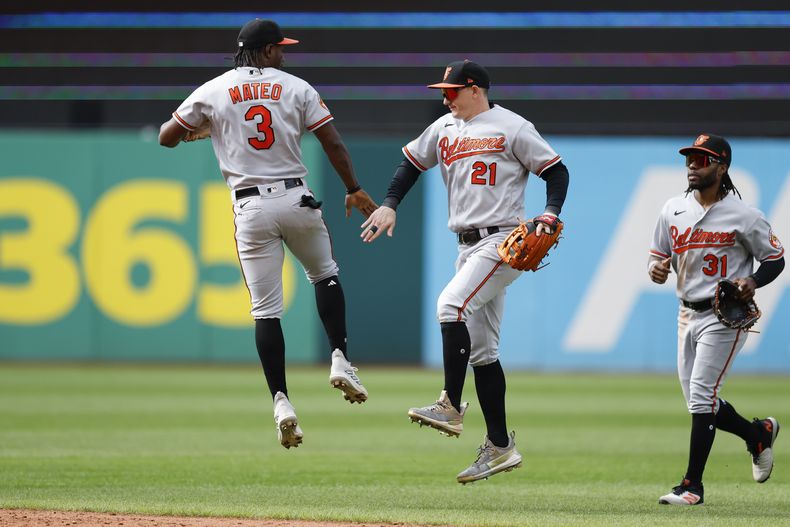 El campocorto dominicano de los Orioles de Baltimore Jorge Mateo (3) y el jardinero izquierdo Austin Hays (21) celebran luego del triunfo sobre los Guardianes de Cleveland. Domingo 24 de septiembre de 2023. (AP Foto/Ron Schwane)