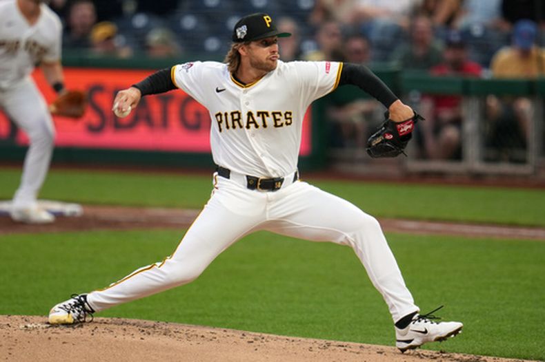 Carmen Mlodzinski, de los Piratas de Pittsburgh, hace un lanzamiento en el juego ante los Nacionales de Washington, el miércoles 15 de abril de 2026 (AP Foto/Gene J. Puskar)