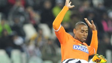 americateve | El jugador de la Juventus, Arturo Vidal, al frente, cae al disputar un bal&oacute;n en un partido con Udinese el domingo, 1 de diciembre de 2013, en Tur&iacute;n, Italia. (AP Photo/Massimo Pinca)