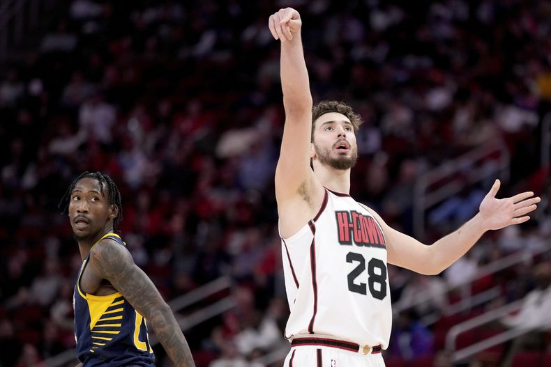 Alperen Sengun, pívot de los Rockets de Houston, atina un triple ante los Pacers de Indiana, el miércoles 20 de noviembre de 2024 (AP Foto/Eric Christian Smith)