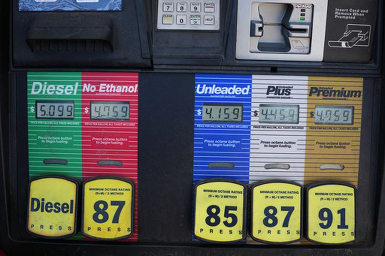 El precio del galón de combustible aparece electrónicamente para los distintos grados disponibles en la bomba de una gasolinería QT el jueves 30 de julio de 2026, en Greenwood Village, Colorado. (AP Foto/David Zalubowski)