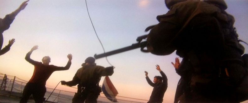 Una escena en que guardias costeros de Rusia detienen a los miembros del buque Artic Sunrise del Greenpeace el 19 de septiembre del 2013 captada en una imagen de video captada por un tel&eacute;fono celular divulgada por Greenpeace el mi&eacute;rcoles 2 d