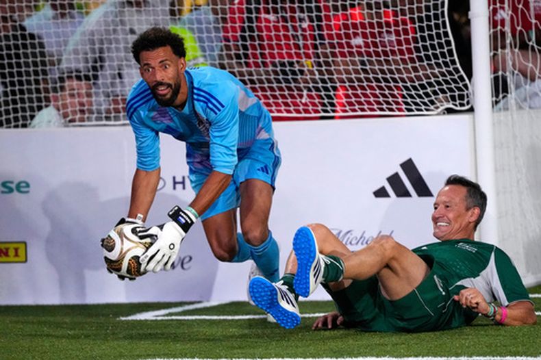 Vozinha, arquero caboverdiano, recoge un balón frente al exfutbolista mexicano Luis Hernández, durante un partido de exhibición disputado el 17 de julio de 2026 en Nueva York (AP Foto/Ashley Landis)