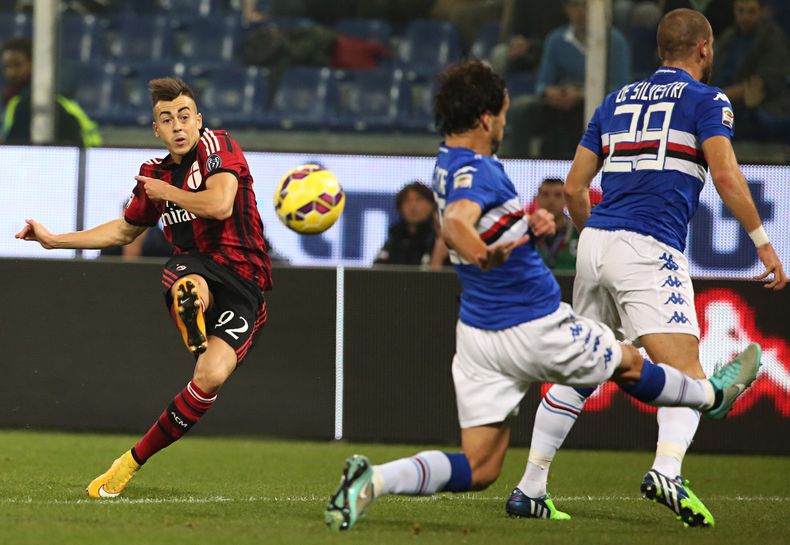 Stephan El Shaarawy del Milan remata a gol en el partido contra Sampdoria por la liga italiana, el s&aacute;bado 8 de noviembre de 2014. (AP Foto/Carlo Baroncini)