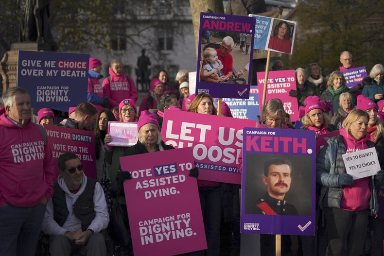 Personas a favor de la muerte asistida legal se manifiestan frente al Parlamento en Londres, el viernes 29 de noviembre de 2024, mientras los legisladores británicos comenzaban un histórico debate sobre un proyecto de ley para ayudar a los adultos con enfermedades terminales a terminar con su vida en Inglaterra y Gales.(AP Foto/Alberto Pezzali)
