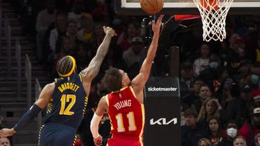Young anota 47 puntos en apretado triunfo de Hawks