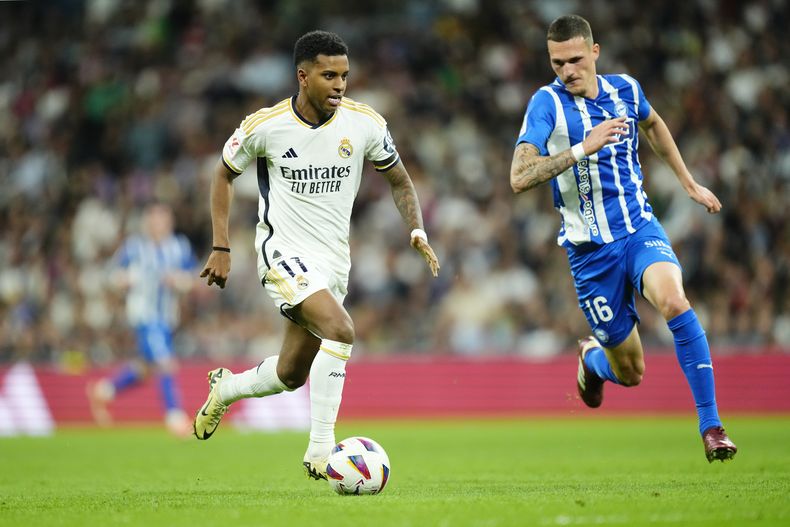 Rodrygo del Real Madrid pelea por el balón con Rafa Marin del Alavés en el encuentro de la liga española el martes 14 de mayo del 2024. (AP Foto/Jose Breton)