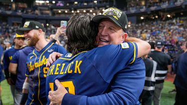 Pat Murphy, manager de los Cerveceros de Milwaukee, abraza al jardinero Sal Frelick tras la coronación en la Serie Mundial, el miércoles 28 de octubre de 2026 (AP Foto/Chris OMeara)