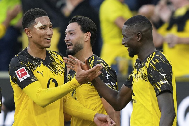 Serhou Guirassy celebra con su compañero del Borussia Dortmund Jobe Bellingham tras anotar en el encuentro de la Bundesliga ante el Unión de Berlín el domingo 31 de agosto del 2025. (AP Foto/Martin Meissner)
