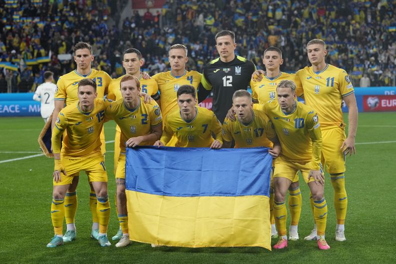 ARCHIVO - La selección de Ucrania posa previo al partido contra Italia en las eliminatorias de la Eurocopa, el lunes 20 de noviembre de 2023. (AP Foto/Martin Meissner, archivo)