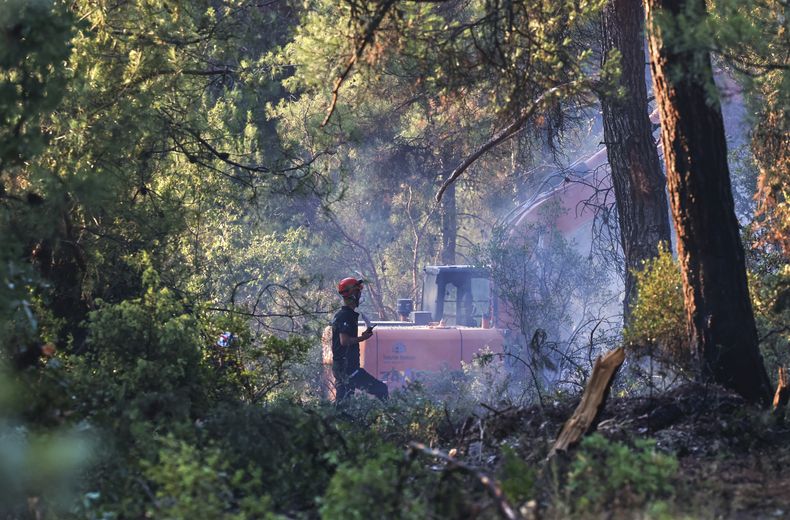 Bomberos trabajan para extinguir un incendio forestal en Bursa, Turquía, el domingo 27 de julio de 2025. (Sercan Ozkurnazli/DIA Images via AP)
