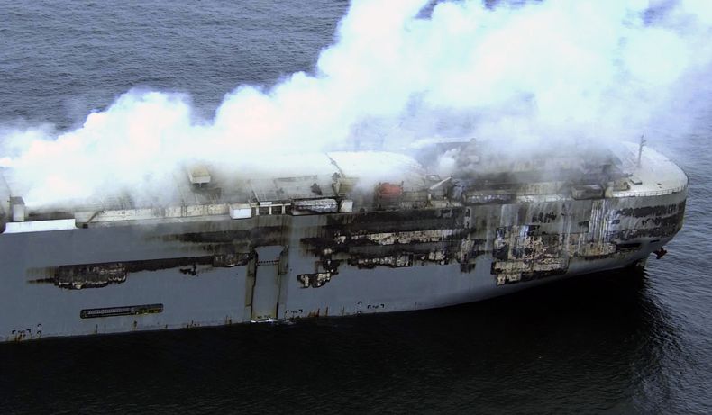 Vista del humo que sale de un carguero en llamas en el Mar del Norte, a 27 kms (17 millas) al norte de la isla holandesa de Ameland, el 28 de julio de 2023. (Kustwacht Nederland/Guardia Costera de Holanda vía AP)