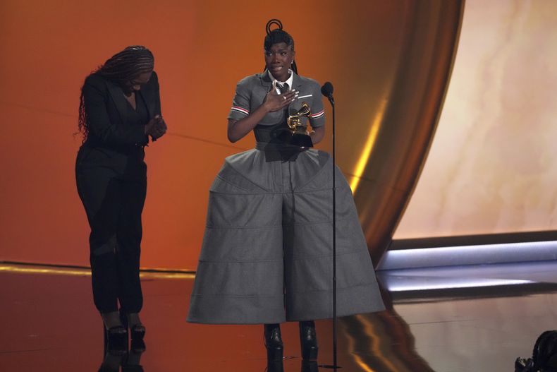 Doechii, en el centro, acepta el premio al mejor álbum de rap por Alligator Bites Never Heal durante la 67ª entrega anual de los premios Grammy el domingo 2 de febrero de 2025 en Los Ángeles. Celesia Moore mira desde la izquierda. (Foto AP/Chris Pizzello)