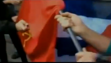 americateve | Una bandera cubana fue quemada durante una protesta popular en Brasil contra la copa del mundo de fútbol. Este incidente se produjo en momentos en que otros médicos cubanos desertan una misión oficial en ese país.