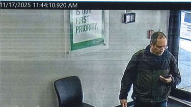 En la imagen, proporcionada por el Departamento de Policía de Providence, se muestran imágenes de vigilancia de Claudio Neves Valente, sospechoso en el tiroteo masivo ocurrido en la Universidad Brown. (Departamento de Policía de Providence vía AP)