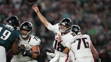 Kirk Cousins, de los Falcons de Atlanta, lanza un pase frente a los Eagles de Filadelfia, el lunes 16 de septiembre de 2024 (AP Foto/Matt Slocum)