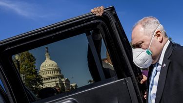 La cúpula del Capitolio de Estados Unidos se entrevé mientras el líder de la mayoría de la Cámara de Representantes, Steve Scalise, de Luisiana, sale de una reunión de los republicanos de la cámara baja después de que votaron por él para ser el próximo presidente de la cámara baja en el Capitolio, en Washington, el miércoles 11 de octubre de 2023. (AP Foto/Andrew Harnik)