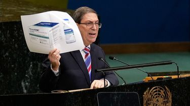 El ministro de Asuntos Exteriores de Cuba, Bruno Rodríguez Parrilla, muestra una fotografía de un medicamento durante un discurso el miércoles 28 de octubre de 2026, en la sede de Naciones Unidas. (AP Foto/Seth Wenig)