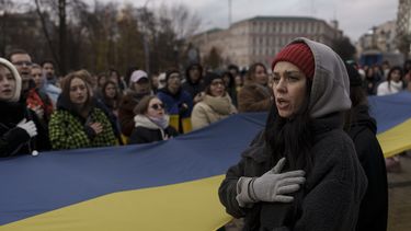Una mujer canta el himno nacional de Ucrania durante una manifestación en el centro de Kiev, Ucrania, el sábado 18 de noviembre de 2023. La gente se congregó para protestar contra la corrupción y pedir la reasignación de fondos públicos a las fuerzas armadas. (AP Foto/Alex Babenko)