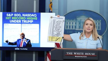 La secretaria de prensa de la Casa Blanca, Karoline Leavitt, sostiene una nota del presidente Donald Trump al presidente de la Reserva Federal, Jerome Powell, escrita en una lista de tasas de bancos centrales de todo el mundo, mientras habla con reporteros en la sala de prensa James Brady de la Casa Blanca, el lunes 30 de junio de 2025, en Washington. (AP Foto/Alex Brandon)