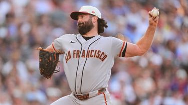 Robbie Ray, lanzador de los Gigantes de San Francisco, trabaja en la primera entrada del juego de béisbol de Grandes Ligas frente a los Rockies de Colorado, el sábado 4 de julio de 2026, en Denver. (AP Foto/David Zalubowski)