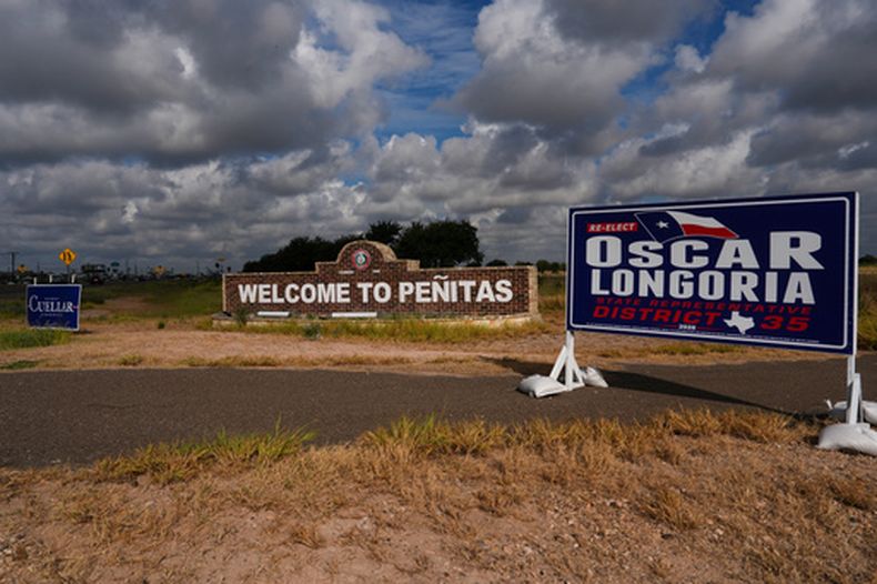 Carteles de campaña a lo largo de la Ruta 83 de EEUU, el jueves 17 de septiembre de 2026, en Peñitas, Texas. (AP Foto/Julia Demaree Nikhinson)