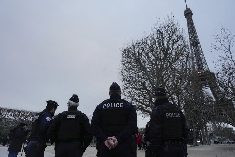 ARCHIVO - Policías franceses patrullan en los alrededores de la torre Eiffel en París, el 7 de diciembre de 2023. (AP Foto/Thibault Camus)