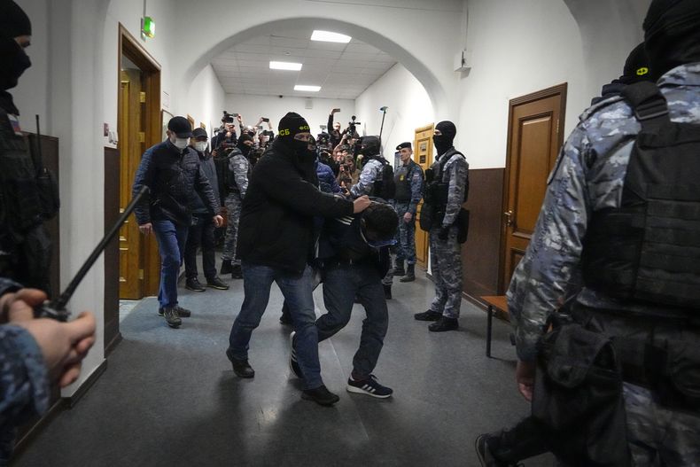 Un sospechoso de participar en el mortal ataque a una sala de conciertos en Moscú es escoltado por agentes de policía en el tribunal de Basmanny, el 24 de marzo de 2024, en Moscú, Rusia. (Foto AP/Alexander Zemlianichenko)