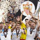 Los jugadores del Sevilla festejan tras conquistar la Liga Europa, por penales ante la Roma, el miércoles 31 de mayo de 2023, en Budapest (AP Foto/Petr David Josek)