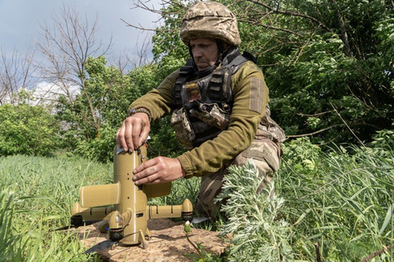 Un soldado ucraniano prepara un dron interceptor durante un ataque aéreo ruso en un lugar no revelado cerca de Járkiv, Ucrania, el lunes 25 de mayo de 2026. (AP Foto/Andrii Marienko)