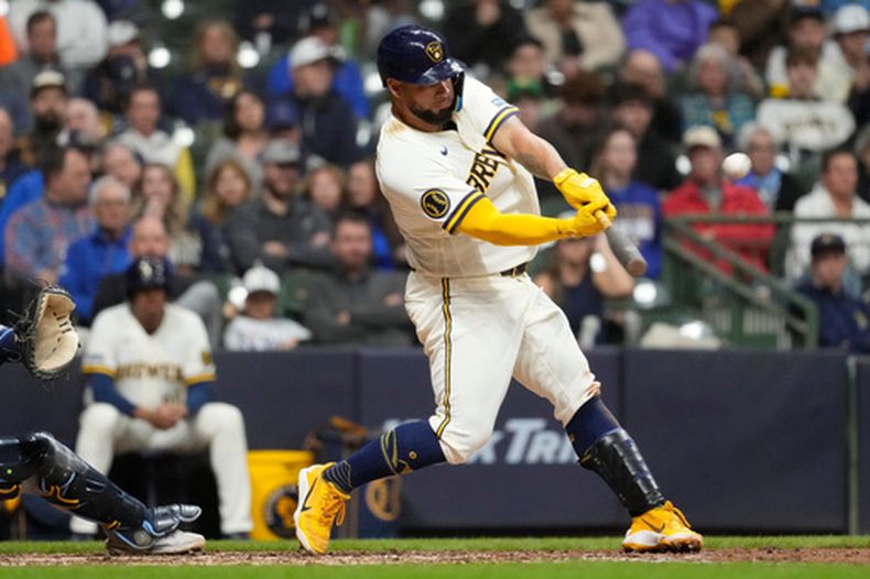 El dominicano Gary Sánchez, de los Cerveceros de Milwaukee, batea un jonrón solitario ante los Rays de Tampa Bay, el martes 31 de marzo de 2026 (AP Foto/Aaron Gash)