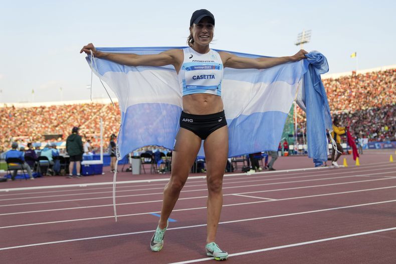 La argentina Belén Casetta celebra tras ganar los 3.000 metros con obstáculos femeninos del atletismo de los Juegos Panamericanos en Santiago, Chile, el sábado 4 de noviembre de 2023. (AP Foto/Moisés Castillo)