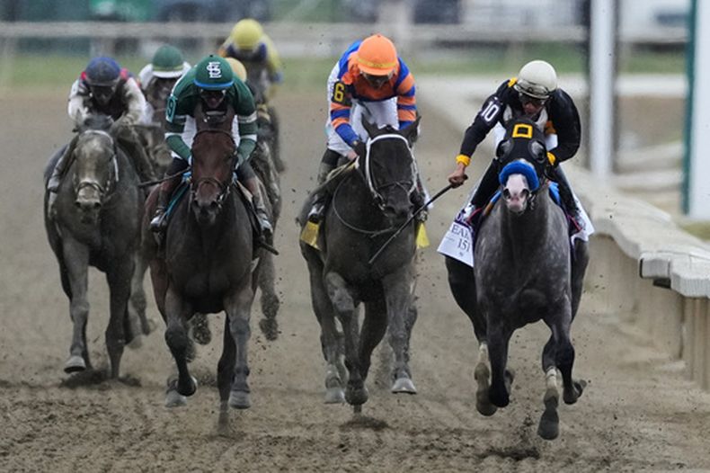 El jockey mexicano Paco López, montado en Napoleon Solo, lidera la carrera Preakness Stakes el sábado 16 de mayo de 2026 en Laurel, Maryland (AP Foto/Nick Wass)