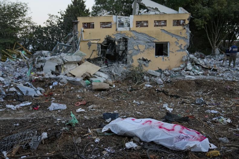 Un miliciano de Hamas en una bolsa para cadáver en el kibbutz Beer, en Israel, el miércoles 11 de octubre de 2023. (AP Foto/Ohad Zwigenberg)