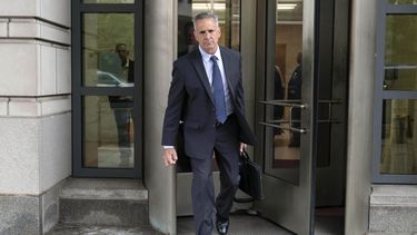El almirante retirado de la Marina de EEUU Robert P. Burke, de 63 años, sale del juzgado federal en Washington tras ser condenado a seis años de prisión por cargos de corrupción, el martes 16 de septiembre de 2025. (AP Foto/José Luis Magana)