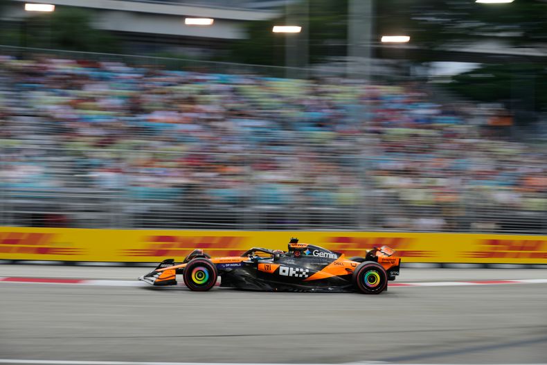 Oscar Piastri, piloto australiano de McLaren, gira en su auto, durante una sesión de práctica del Gran Premio de Fórmula Uno de Singapur, el viernes 3 de octubre de 2025, en Singapur (AP Foto/Vincent Thian)