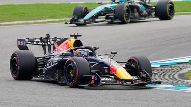 El piloto neerlandés de Red Bull Max Verstappen maneja por delante del piloto británico de Mercedes George Russell en el Gran Premio de Baréin, disputado en Sepang, Malasia, el domingo 4 de octubre de 2026. (AP Foto/Vincent Thian)