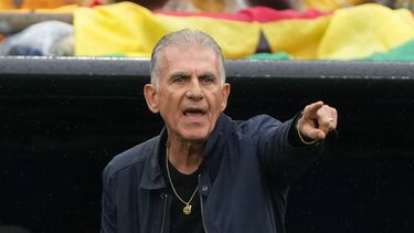 ARCHIVO - Foto del 23 de junio del 2026, el entrenador de Ghana Carlos Queiroz dirije al equipo en el encuentro ante Inglaterra en el Grupo L de la Copa Mundial. (AP Foto/Dave Shopland, Archivo)
