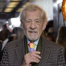 Ian McKellen posa a su llegada al estreno europeo de The Critic, en Londres, el lunes 2 de septiembre de 2024. (Foto AP/Alberto Pezzali)