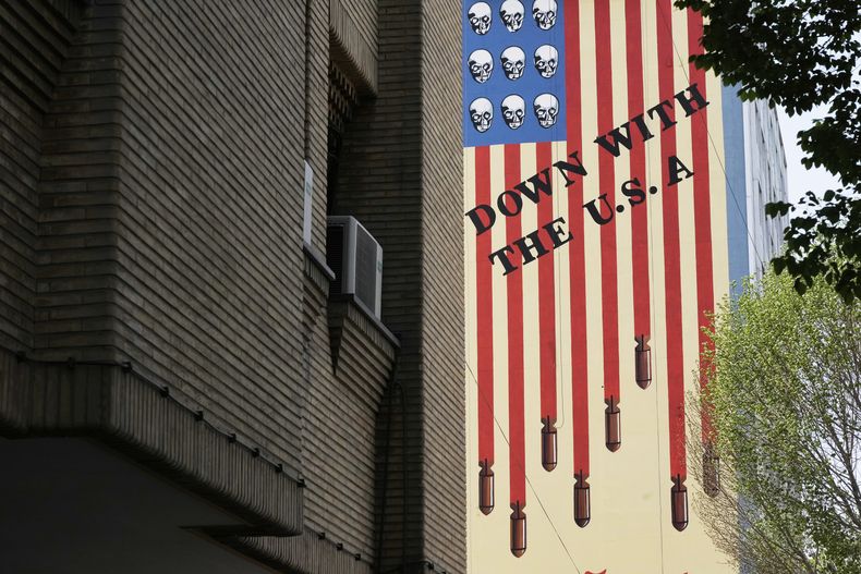 Un discurso contra EEUU en un mural en el centro de Teherán, Irán, el domingo 13 de abril de 2025. (AP Foto/Vahid Salemi)