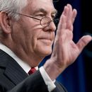 Tillerson dice a diplomáticos que ora por EEUU