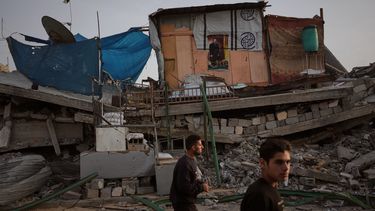 Una carpa que alberga a palestinos desplazados sobre las ruinas dejadas por las operaciones aéreas y terrestres de Israel, en la Ciudad de Gaza, el sábado 29 de noviembre de 2025. (AP Foto/Abdel Kareem Hana)