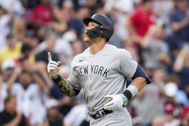 Aaron Judge, de los Yanquis de Nueva York, recorre las bases luego de disparar un jonrón solitario contra los Rojos de Cincinnati, el viernes 19 de mayo de 2023 (AP Foto/Jeff Dean)