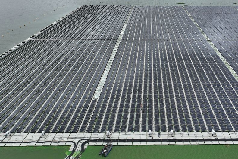 Una huerta solar flotante opera en el embalse de Billings en Sao Paulo, el jueves 6 de noviemre de 2025. (AP Foto/Andre Penner)