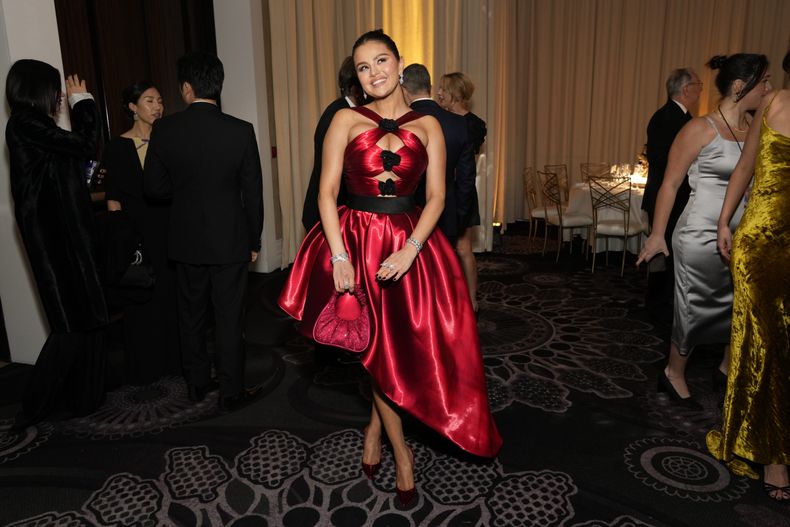 Selena Gomez llega a la 81a edición de los Globos de Oro el domingo 7 de enero de 2024, en el Hotel Beverly Hilton en Beverly Hills, California. (Foto AP/Chris Pizzello)