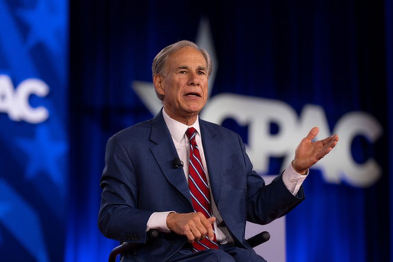 ARCHIVO - El gobernador de Texas, Greg Abbott, habla en la Conferencia de Acción Política Conservadora, el 27 de marzo de 2026, en Dallas. (AP Foto/Gabriela Passos, archivo)