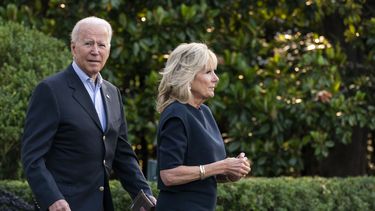 Biden preside ceremonia con nuevos ciudadanos