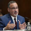 ARCHIVO - El secretario de Educación de Estados Unidos, Miguel Cardona, declara durante una sesión del subcomité presupuestario del Senado sobre servicios humanos, salud, empleo, educación y agencias relacionadas en el Capitolio, Washington, el 30 de abril de 2024, (AP Foto/Susan Walsh)